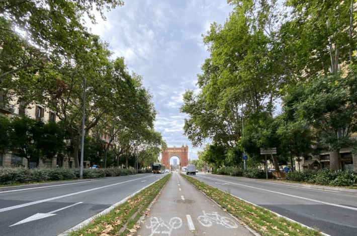 El Passeig de Sant Joan es una de las mejores calles del mundo. Su diseño elogiado donde resaltan los pavimentos dreantes de Breinco le ha convertido en una referencia de urbanismo del siglo XXI.