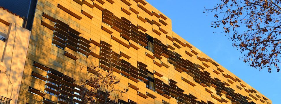 Façana ventilada fotocatalítica vent-*screen® a l'edifici LEITAT, Barcelona.